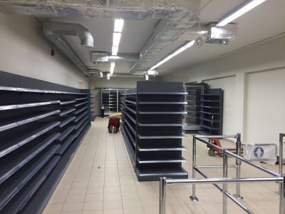 Leverans av ny butiksutrustning - butikshyllor - Toppbutik, Viesturu prospekts