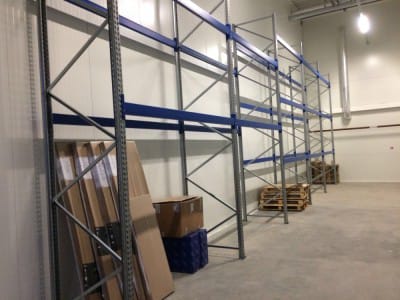 Leverans och installation av ny lagerutrustning i Sonel-lagret. Konsolhyllsystem för lager. Lagerhyllor och utrustning VVN.LV 2