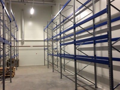 Leverans och installation av ny lagerutrustning i Sonel-lagret. Konsolhyllsystem för lager. Lagerhyllor och utrustning VVN.LV